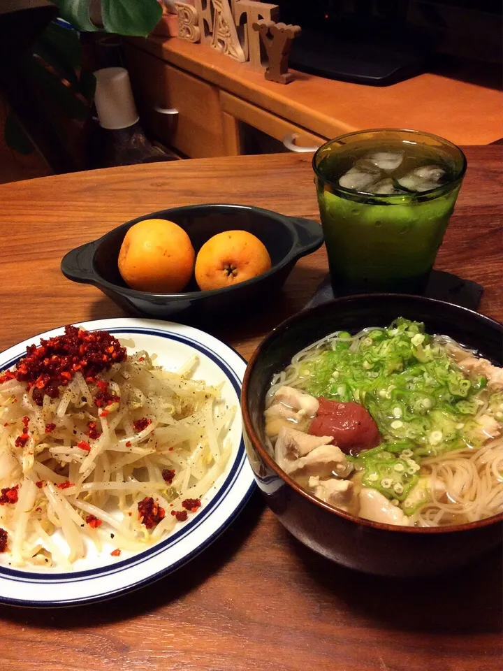 鶏だし梅オクラにゅうめん、もやし炒め おかずラー油のせ、びわ 2015.6.24|キラ姫さん