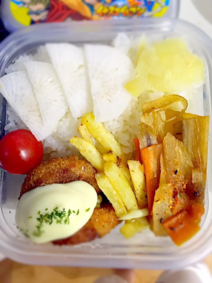 パパお弁当🍱  メンチカツ、フライドポテト、牛蒡と人参大根の干し海老入りキンピラ風煮物、大根の生姜漬け、ミニトマト🍅|ch＊K*∀o(^^*)♪さん