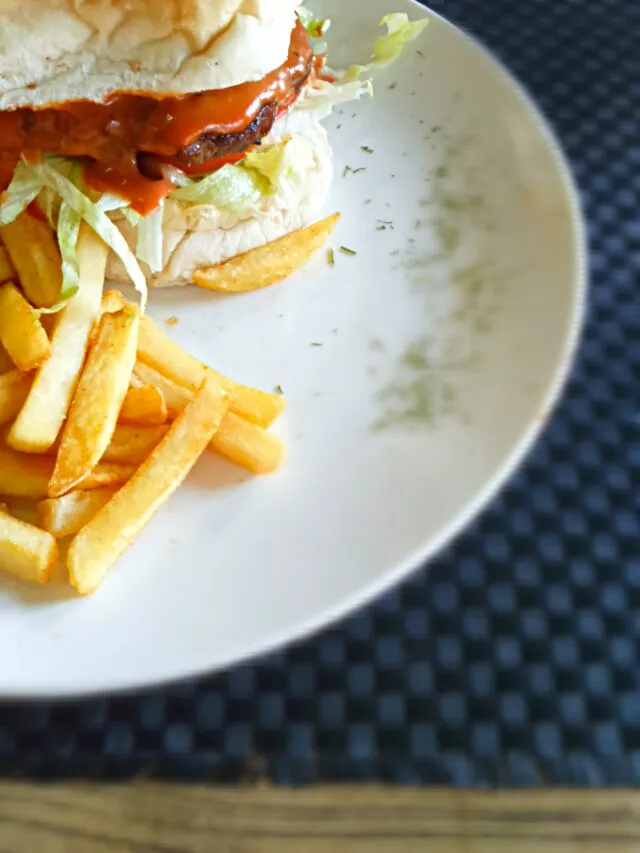 Basic Beef Burger #beef #burger #chips #harley #davidson|Charlotteさん