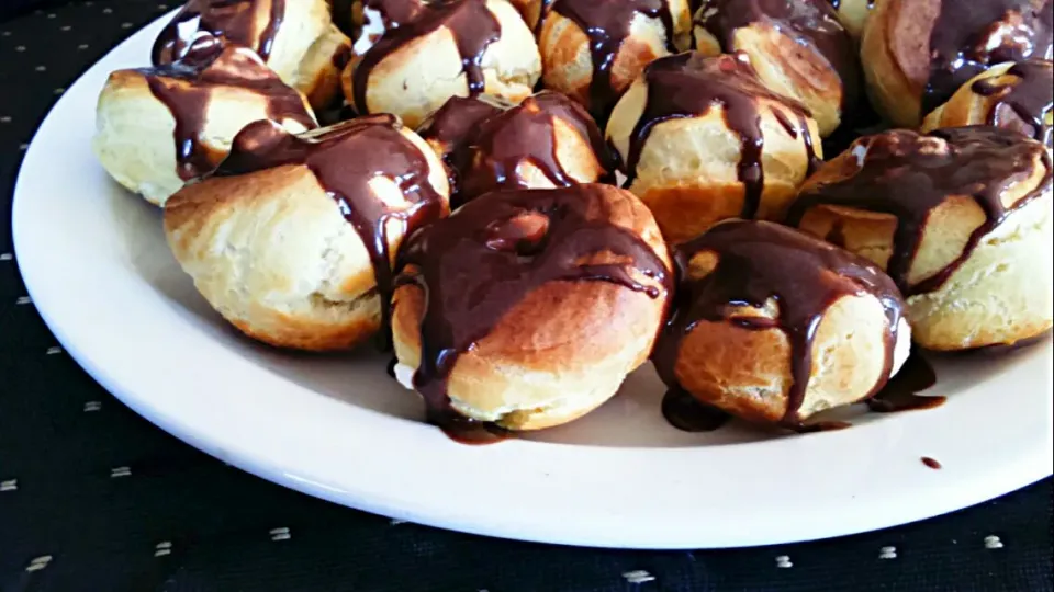 Snapdishの料理写真:Choux Pastry Profiteroles #choux #pastry #eclaires #chocolate #ganache #cream|Charlotteさん