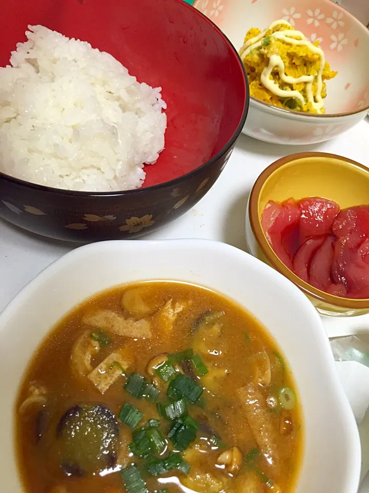 味噌汁！マグロとサラダはこのあとカツになったけど撮り忘れた、、|ぽちさん