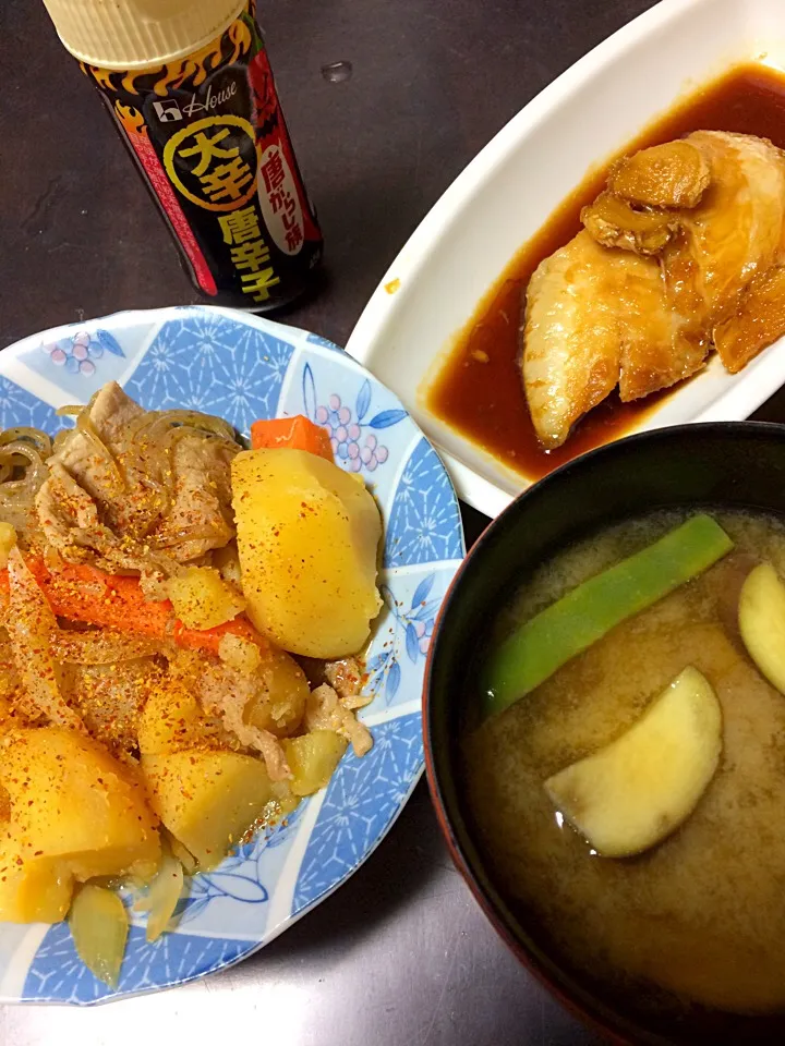 肉じゃが、魚の煮付け、茄子といんげんの味噌汁☺️|めぐりんさん