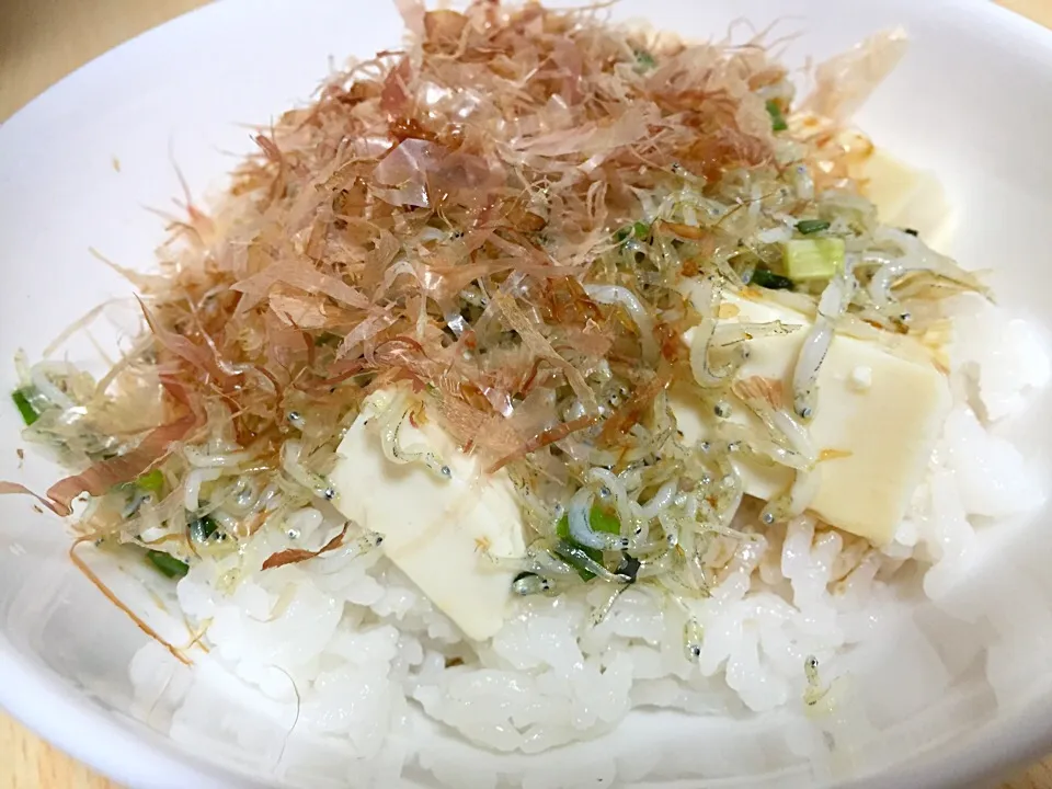 しらすとねぎとおかかの豆腐丼|りーさん