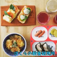 Snapdishの料理写真:病！潰瘍性大腸炎を楽しむ！
ぼくらの朝食研究所。
疲れも疲れてなんだかよくわからん状態（笑）朝から息子ちゃん達と格闘〜〜！ 本日、3名バラバラ…メニュー（笑）
パパ、クロスティーニ。トマト、オムレツとトマト、シラス、豆乳長男くん、昨夜のかき揚げを卵とじにした…天丼、シソジュース。次男くん、ウインナー、ジャガイモ天、バナ|食キングさん