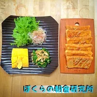 Snapdishの料理写真:難病！潰瘍性大腸炎を楽しむ！
ぼくらの朝食研究所。
おはようございます！休みです！休みです！休みで〜す。
本日、卵焼き、大根サラダ、最近ぼくの流行りのピーマン油揚げ炒め、きな粉のフレンチトースト。
きな粉をたっぷり食べたい！食パンを豆乳と卵でひたひたにしてからの焼いてからのきな粉にダンク！！蜂蜜でトロトをいただきました|食キングさん