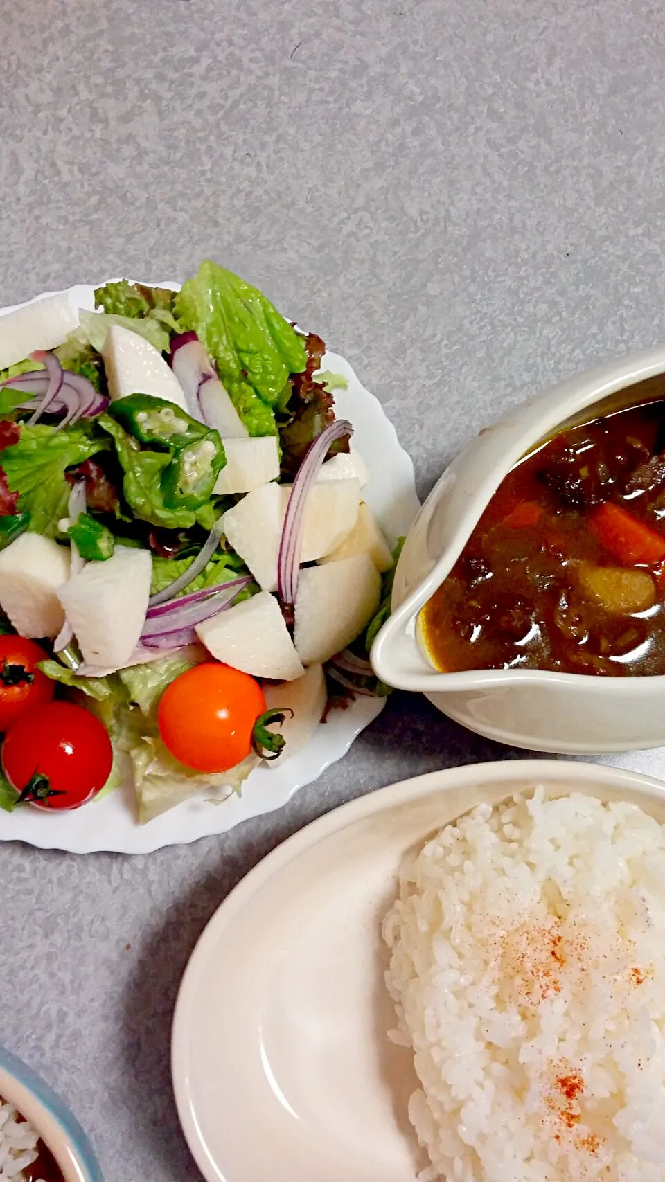 牛すじカレーとサラダ|裕子さん