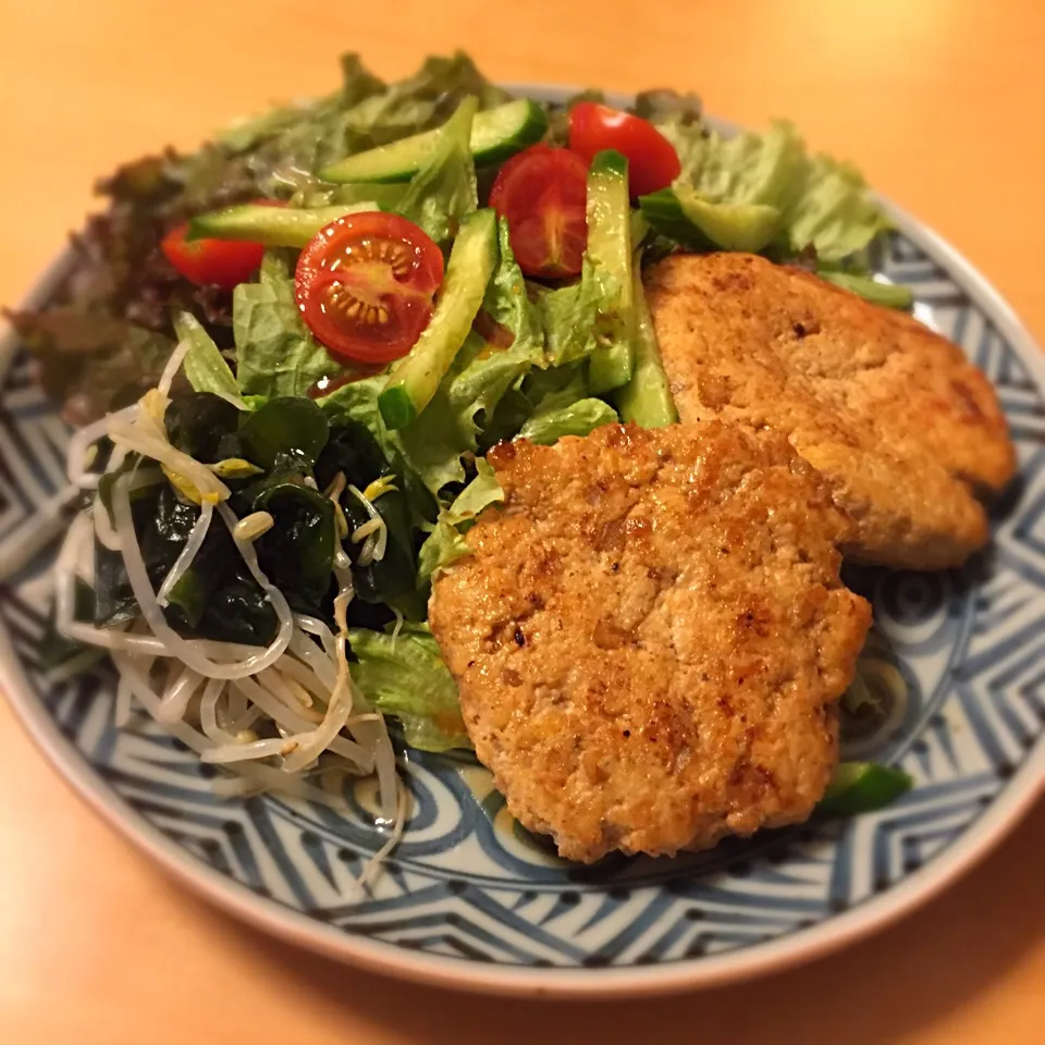 豆腐と鶏挽肉のハンバーグ、ワカメとモヤシの中華風サラダ|mikochieさん