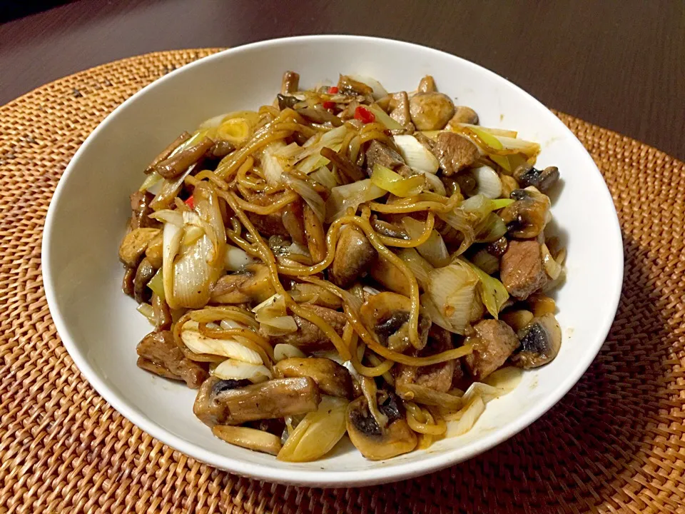 Fried noodles with mushrooms, spring onion & lamb|yeni kartikasariさん