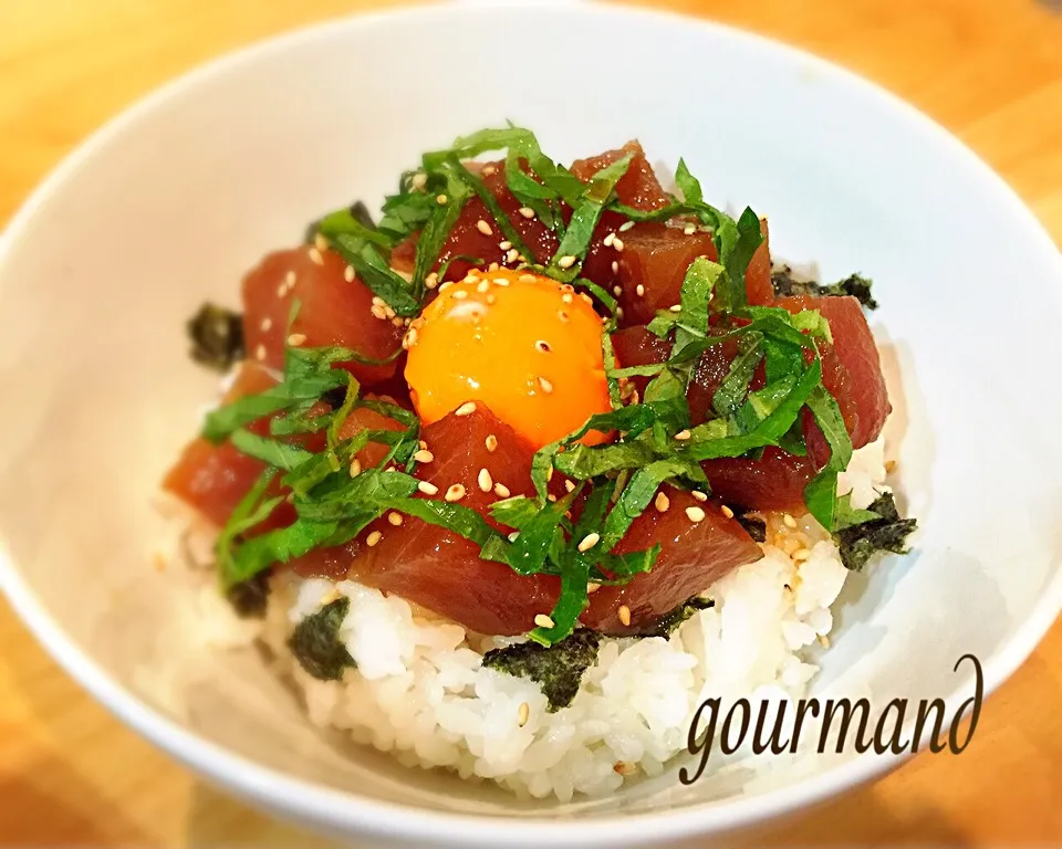 マグロの漬け丼♪ 冷凍卵黄乗っけ〜♪|プーティさん