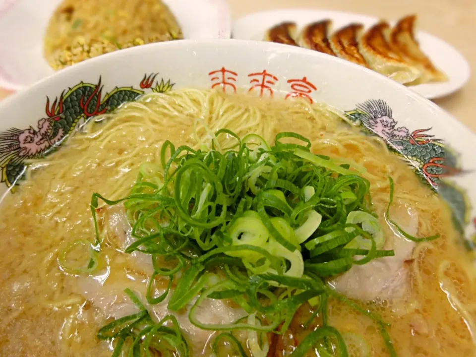 来来亭  コッテリラーメン餃子妻が昨日の朝、テーブルの足の小指をぶつけた。痛い、それでも我慢して、パートへ。今日の朝足が紫色になり、昼前に医者へ、5時位に骨折の電話。晩ご飯は来来亭|Hiroshi  Kimuraさん