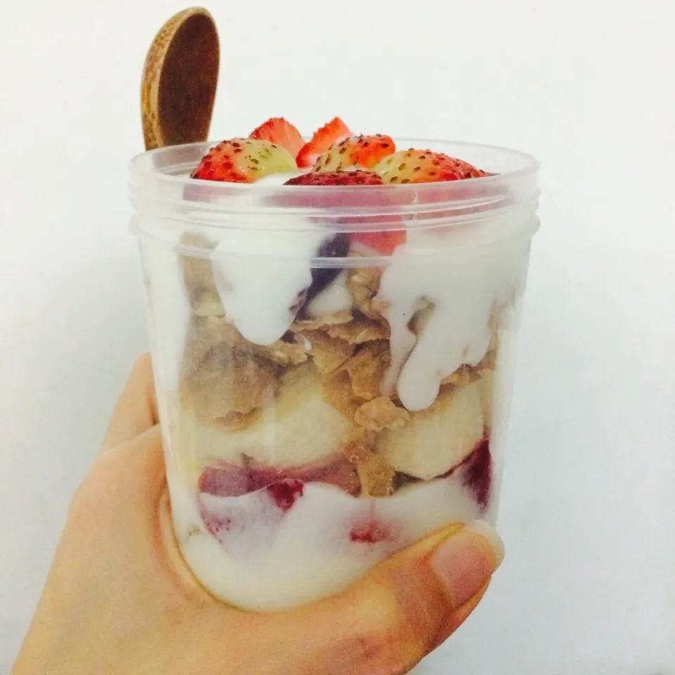 Banana & Strawberry Yogurt Parfait|Trish Wongさん