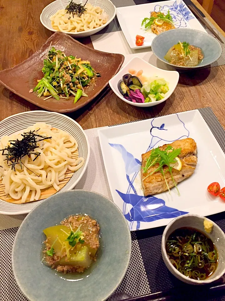 頂き物の器で晩御飯😊✨鰆のハーブレモンソテー🍋冬瓜のそぼろ餡、水菜と貝割れ、ワカメ、油揚げの和風ツナサラダ、お漬物、ざるうどん🍃|まみりんごさん