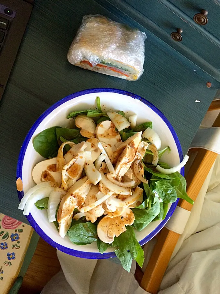 Chicken, onions, spinach, mushroom salad and half a chicken sandwich - Lunch 6/25/2015|lucasさん