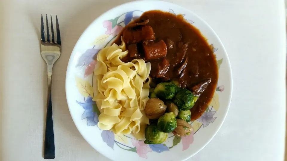 Swiss beef stew with brussel sprouts and fettuccine.
#stew
#swiss cuisine 
#swiss
 #fettuccine|Najeskaさん