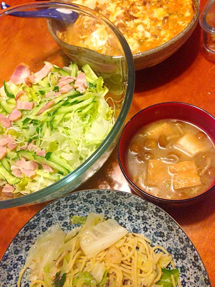 Snapdishの料理写真:麻婆豆富、なめこ汁、サラダ、夕食|ゆかりすさん