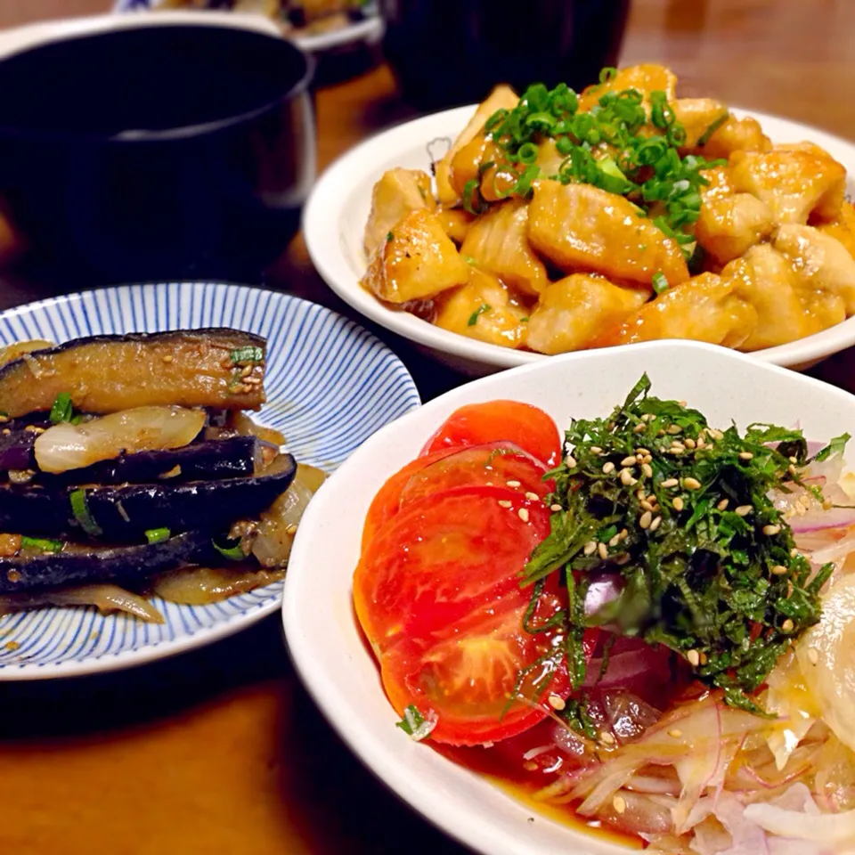 茄子と玉ねぎの味噌炒め、鶏胸の唐揚げの味噌マヨ、トマトと玉ねぎのサラダ、味噌汁|hayuさん