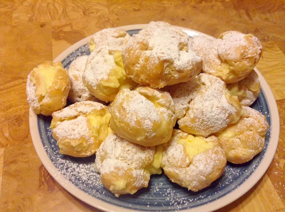 Snapdishの料理写真:Cream puffs|John Baker Greskiewiczさん