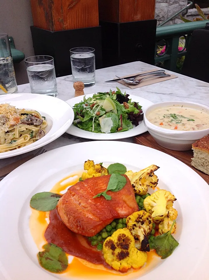 Snapdishの料理写真:Mushrooms and spinach , chicken cream of Fittochine & Salad & Clamchow & Grilled Salmon|izunさん