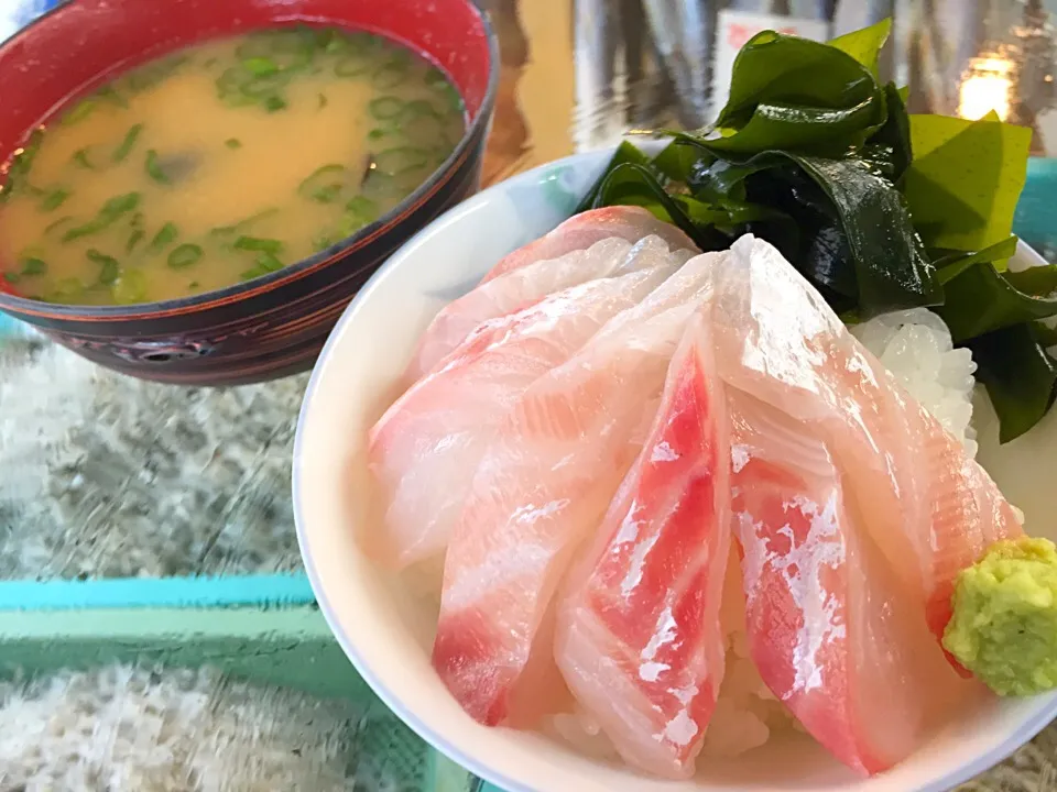 Snapdishの料理写真:鯛丼と蜆のお味噌汁|tomomiさん