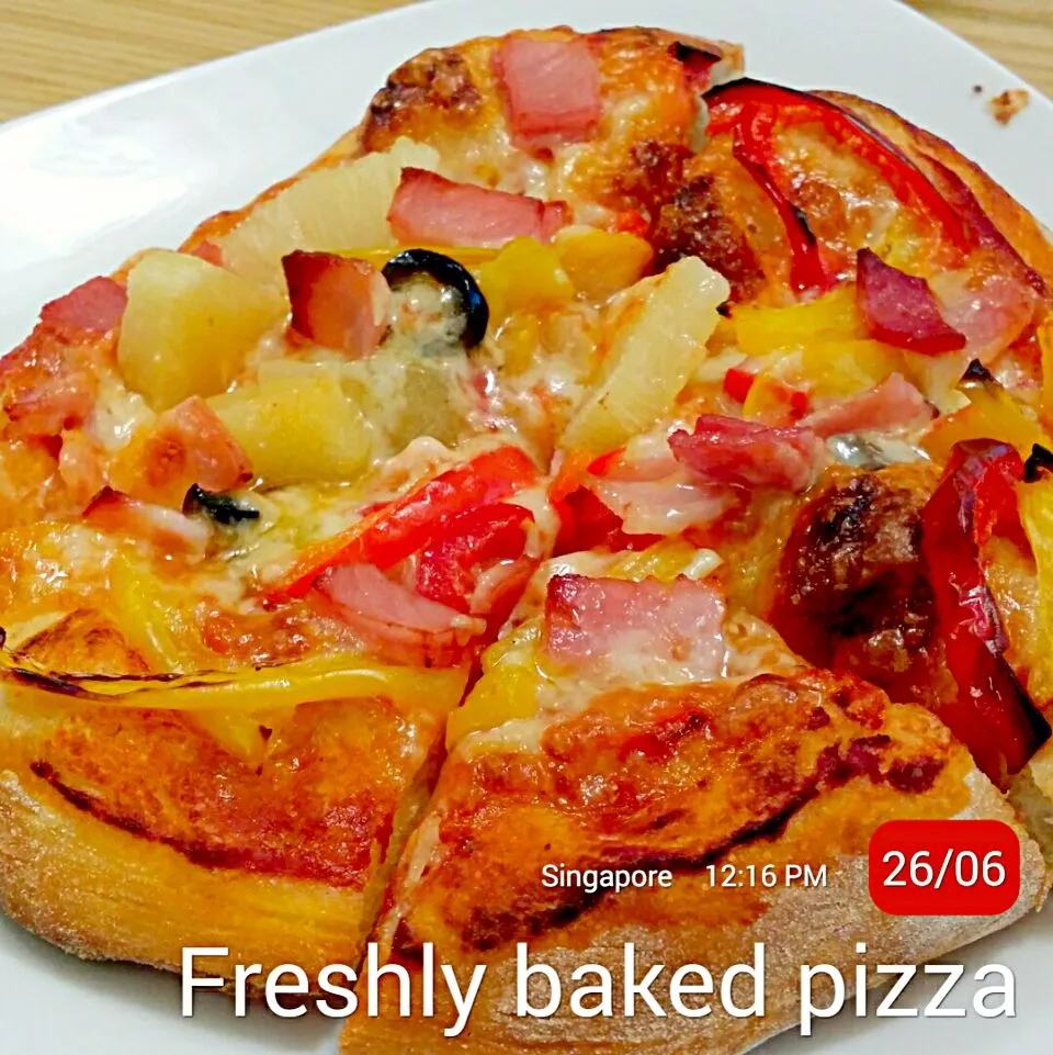 freshly baked pizza|Chua Jeanさん