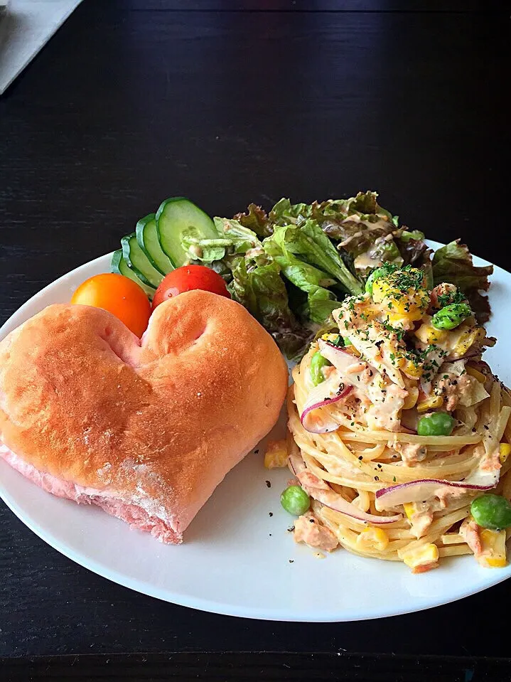 Snapdishの料理写真:⭐️苺みるくのハート型パン ⭐️鮭とコーンの豆乳マヨチーズパスタ ⭐️野菜サラダ 胡麻ドレッシング|よっちぃさん