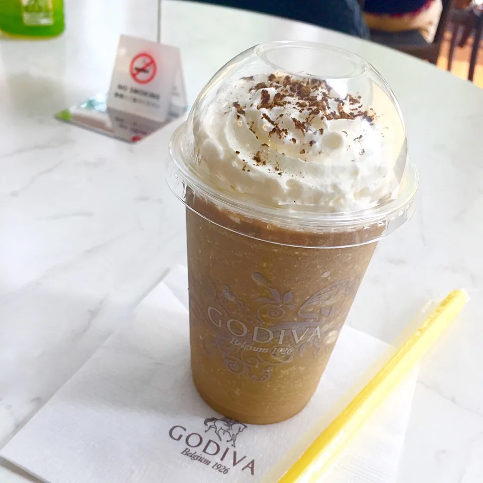 Snapdishの料理写真:GODIVA ショコリキサー ホワイトチョコレートダージリン|カウンター嬢さん