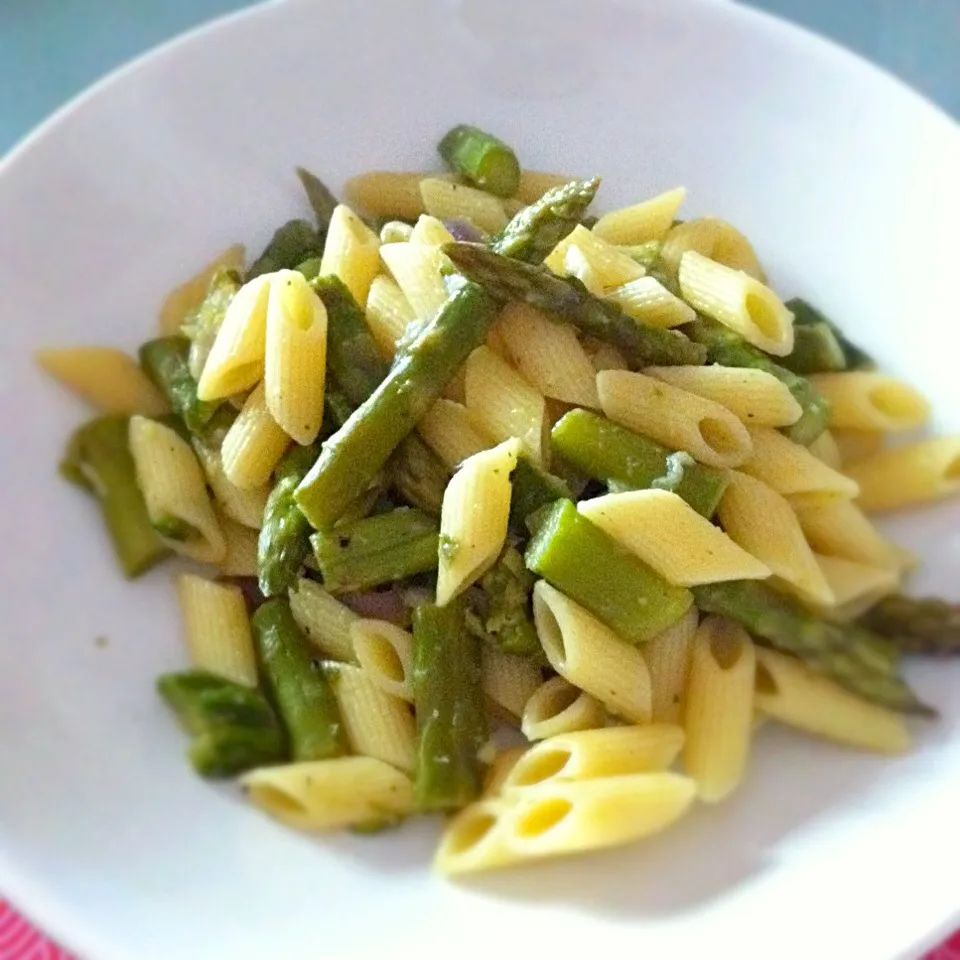 Snapdishの料理写真:Pasta w asparagus, zucchini & onion|Stefan Labuschagneさん