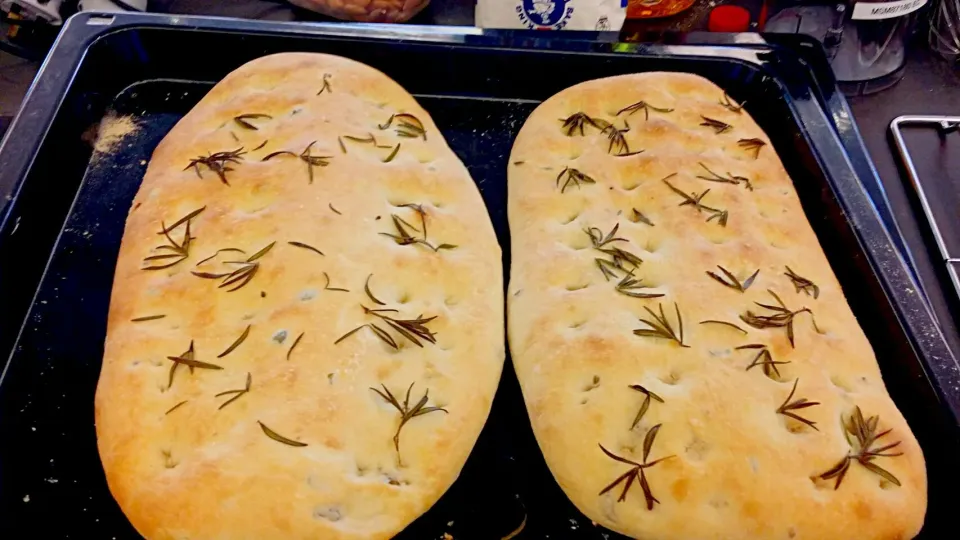 freshly baked focaccia bread with fresh rosemary.  yums|Chua Jeanさん