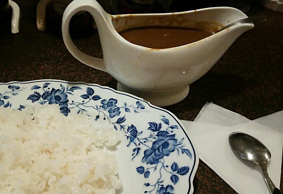 ささやかにランチはカレー🍛グレービーボートでカレーが出てくるお店は久しぶりでしたわ😄|にゃあ（芸名）さん