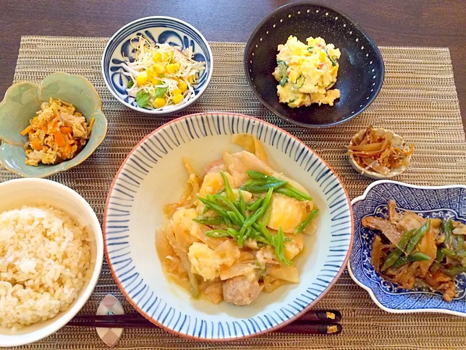 Snapdishの料理写真:鶏じゃが   にんじんとツナの炒め物   サラダ   ポテトサラダ   きんぴらゴボウ   豚の味噌炒め|NAKATAさん