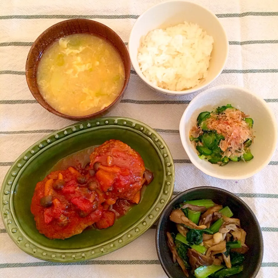 トマト缶de煮込みハンバーグ＆小松菜と舞茸のニンニク炒め＆塩もみきゅうり|ゆーみんさん