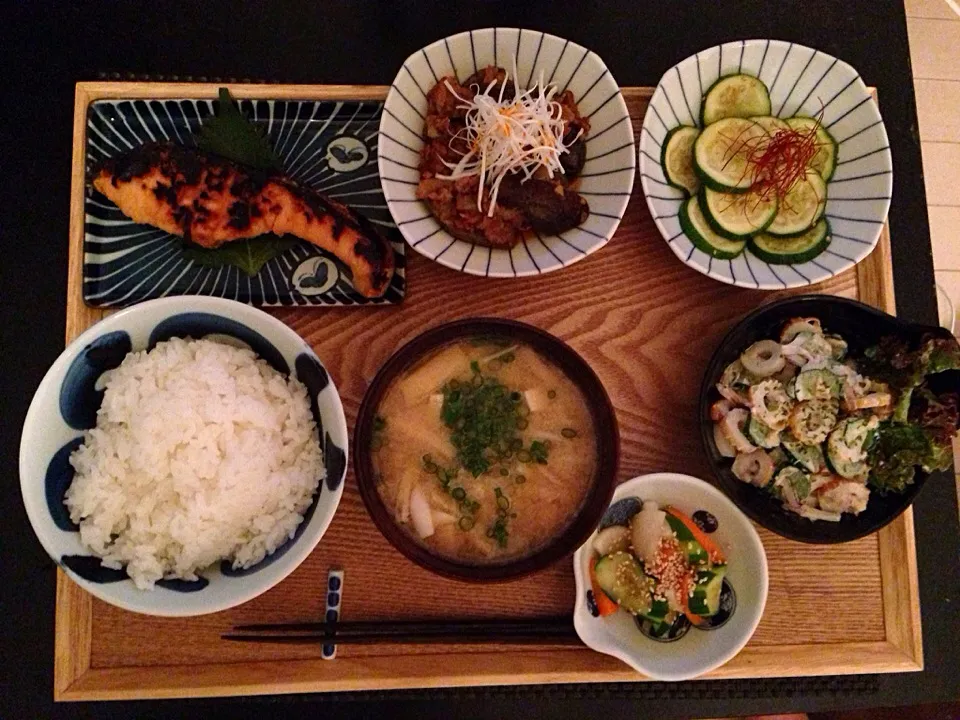 鮭の西京焼き、麻婆茄子、ズッキーニのナムル、ちくわときゅうりのサラダ、豆腐と揚げのお味噌汁|ayumiさん