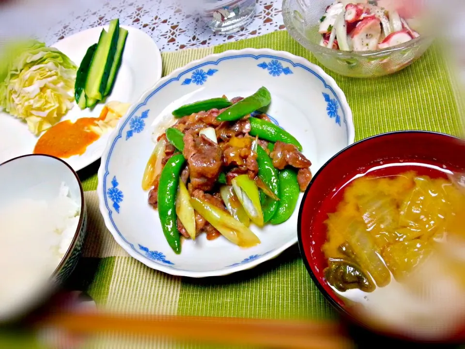 Snapdishの料理写真:6/26の晩ご飯☆牛肉とスナックえんどうのオイスター炒め・タコと新玉ねぎのマリネ・生野菜の味噌だれ|なべちゃんさん