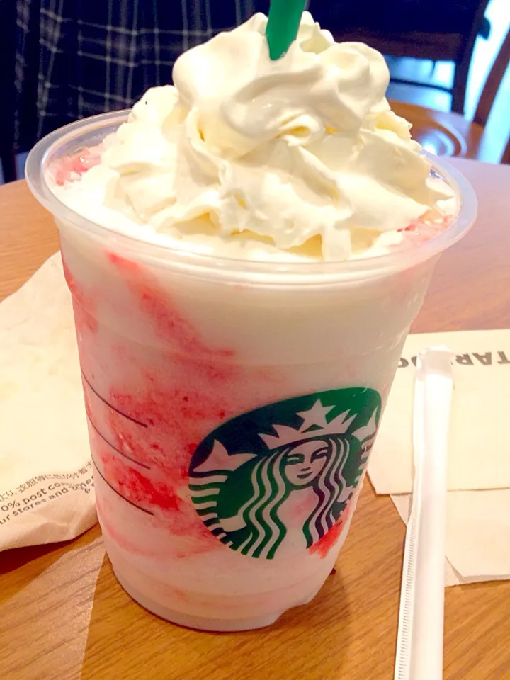 Snapdishの料理写真:ストロベリークリームフラペチーノ|nakamura maikoさん