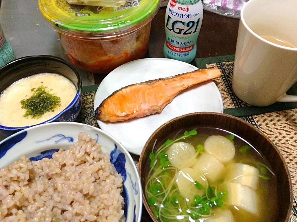 長芋＆塩振り鮭＆麩とカイワレ大根の味噌汁|まぐろさん