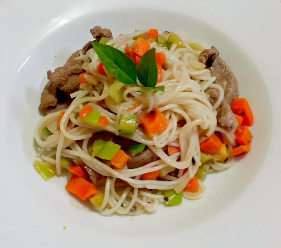 Fideos de arroz con filete de res y verduras.|Alejandra Romanさん