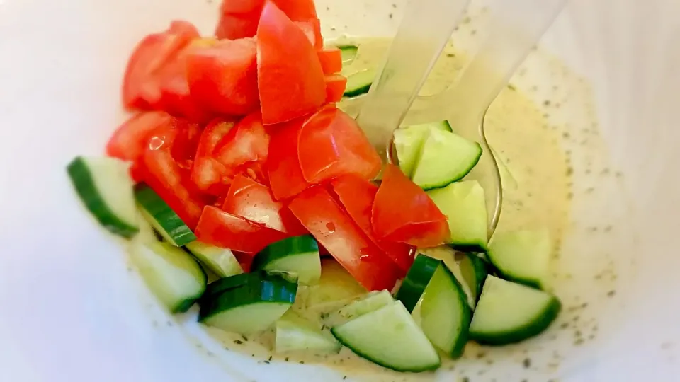 Snapdishの料理写真:tomatoe cucumber salad|Najeskaさん