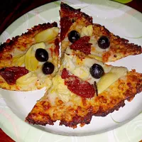 cauliflower pizza crust toppedd with black olives,  sun dried tomatoes and artichoke|Michele Kiddさん