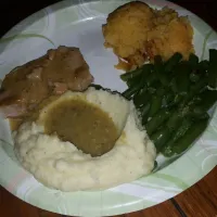 Boneless crock pot ranch pork chops with mashed potatoes, grean beans and sweet corn cake.|Michele Kiddさん