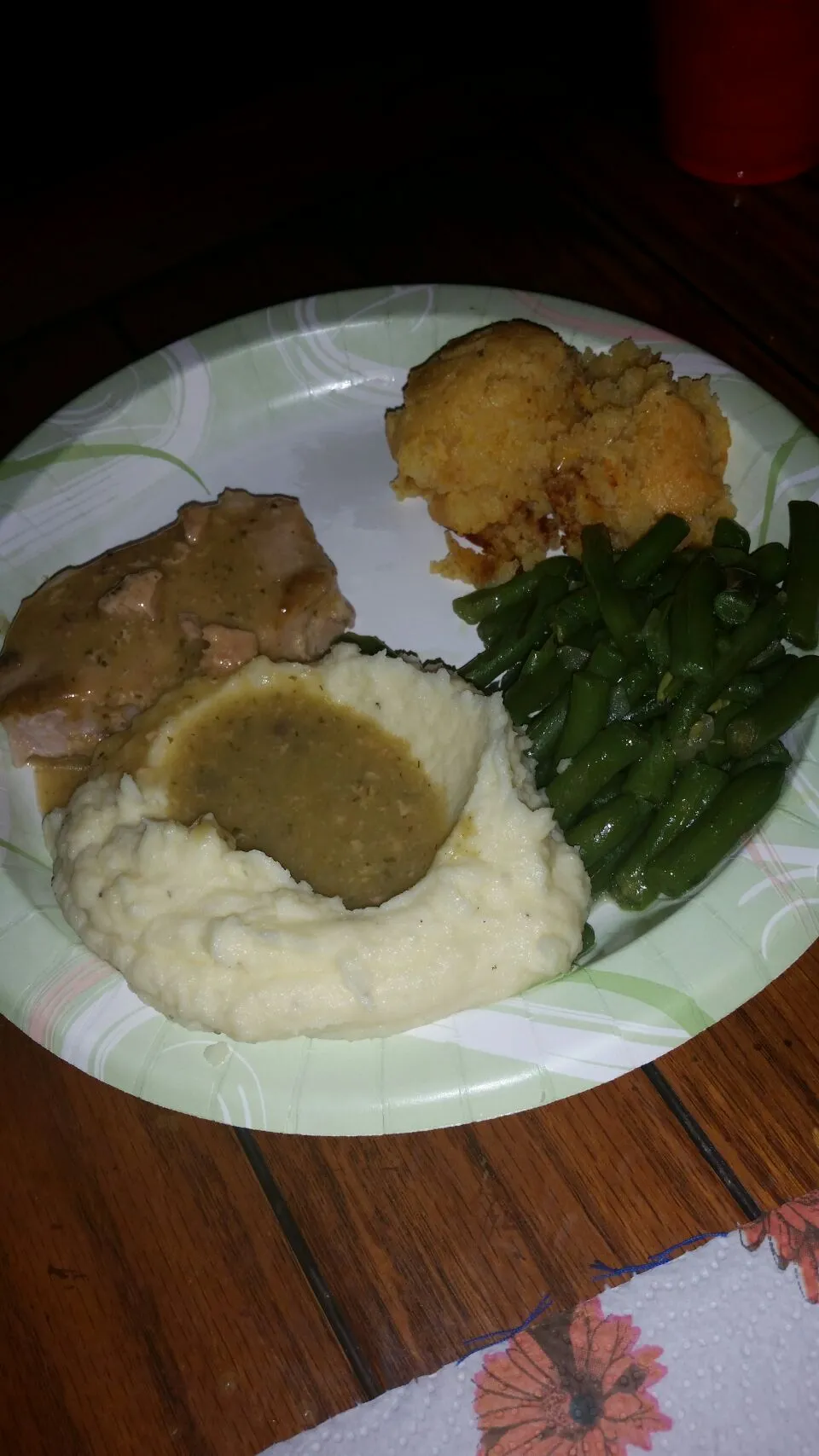 Boneless crock pot ranch pork chops with mashed potatoes, grean beans and sweet corn cake.|Michele Kiddさん