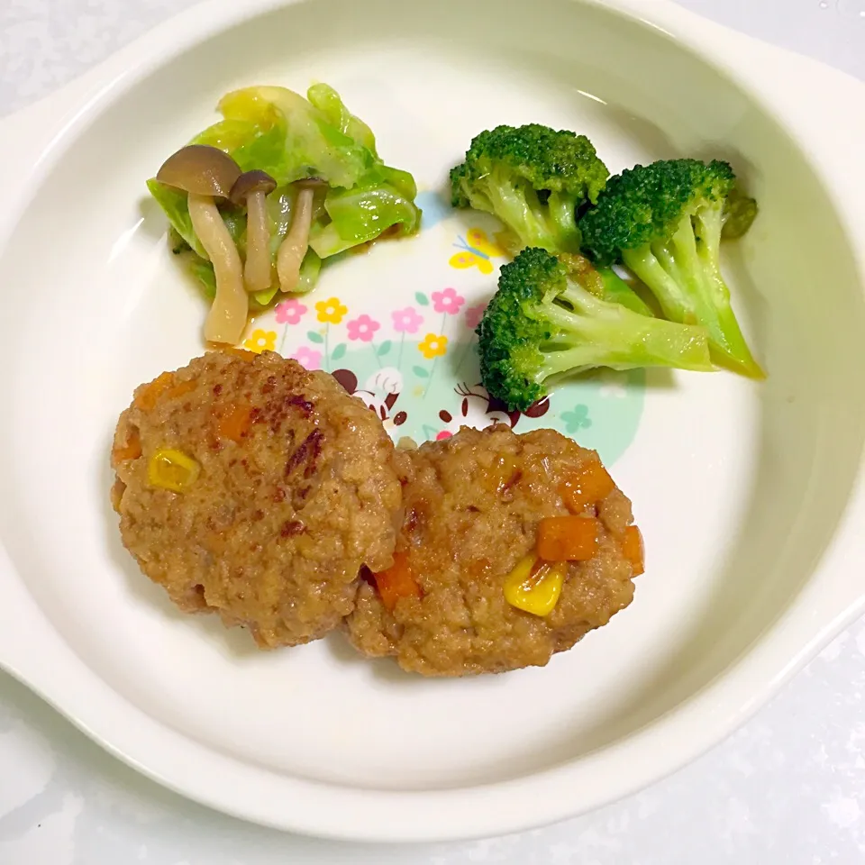 息子ごはん♡おかず編💕野菜ゴロゴロハンバーグ♡照り焼き味♡付け合わせブロッコリー♡しめじとキャベツの炒め物♡|湊叶ママさん