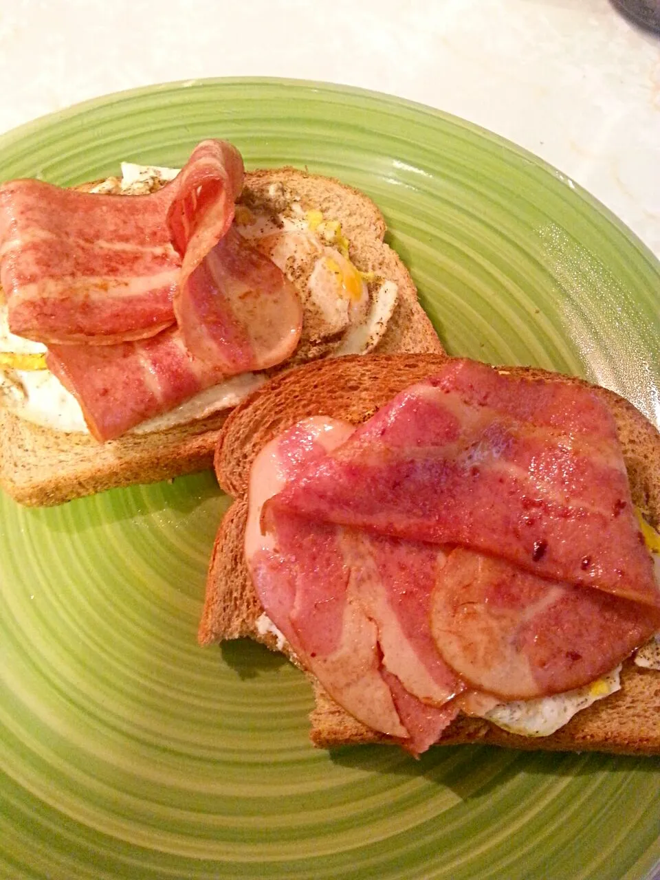 Day 10- 2 eggs, 3 slice turkey bacon with 2 whole wheat toast|Crystal Lemieuxさん