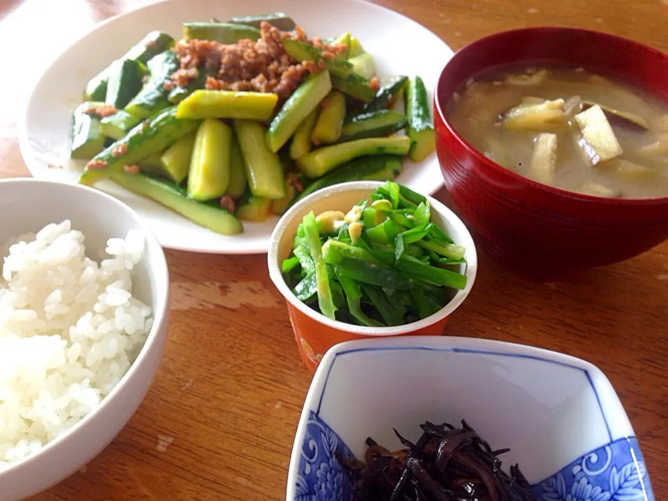 Snapdishの料理写真:キュウリと挽肉の炒めたの、ニラ納豆、ナスの味噌汁|さんだーさん