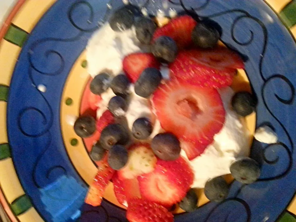 Greek yogurt with strawberries and blueberries|Crystal Lemieuxさん