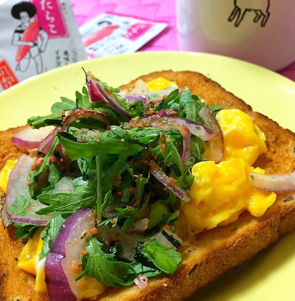 Snapdishの料理写真:ふわふわ卵と春菊、たらこふりかけの朝ごパン|angiee♡さん