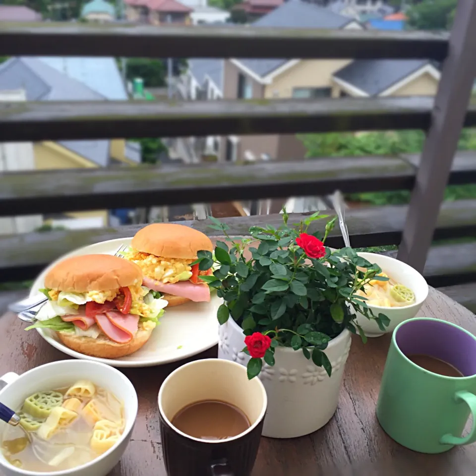 ベランダでランチ（たまごハムサンド、パスタスープ）|純さん