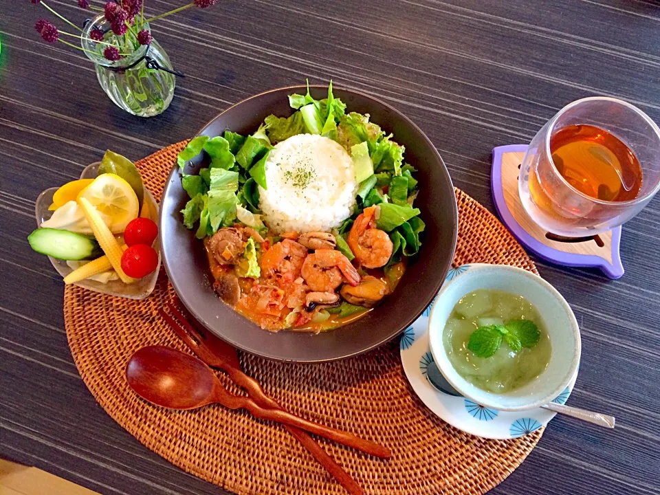 今日のお昼ごはんは海老タイカレー、自家製ピクルス 、デザートのゼリーフレッシュミントのせです。|かれんさん