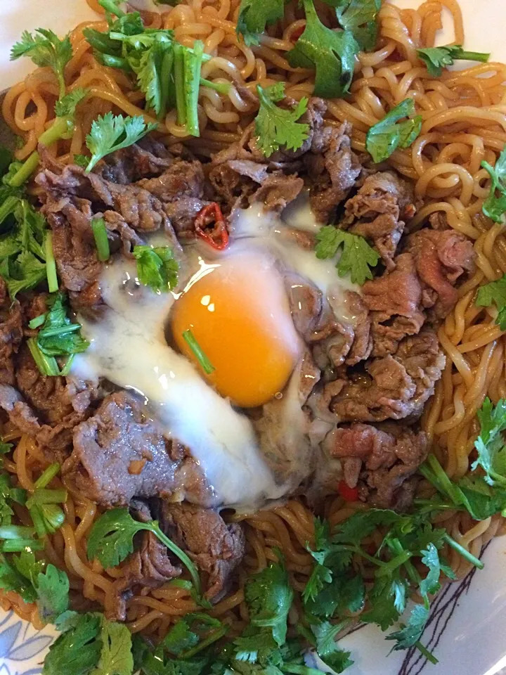 Instant noodles gussied up with yakiniku beef and an onsen egg.|Ong Sor Fernさん