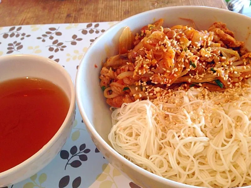 Snapdishの料理写真:納豆豚キムチの温つけそうめん＠自宅|Yasuhiro Koikeさん