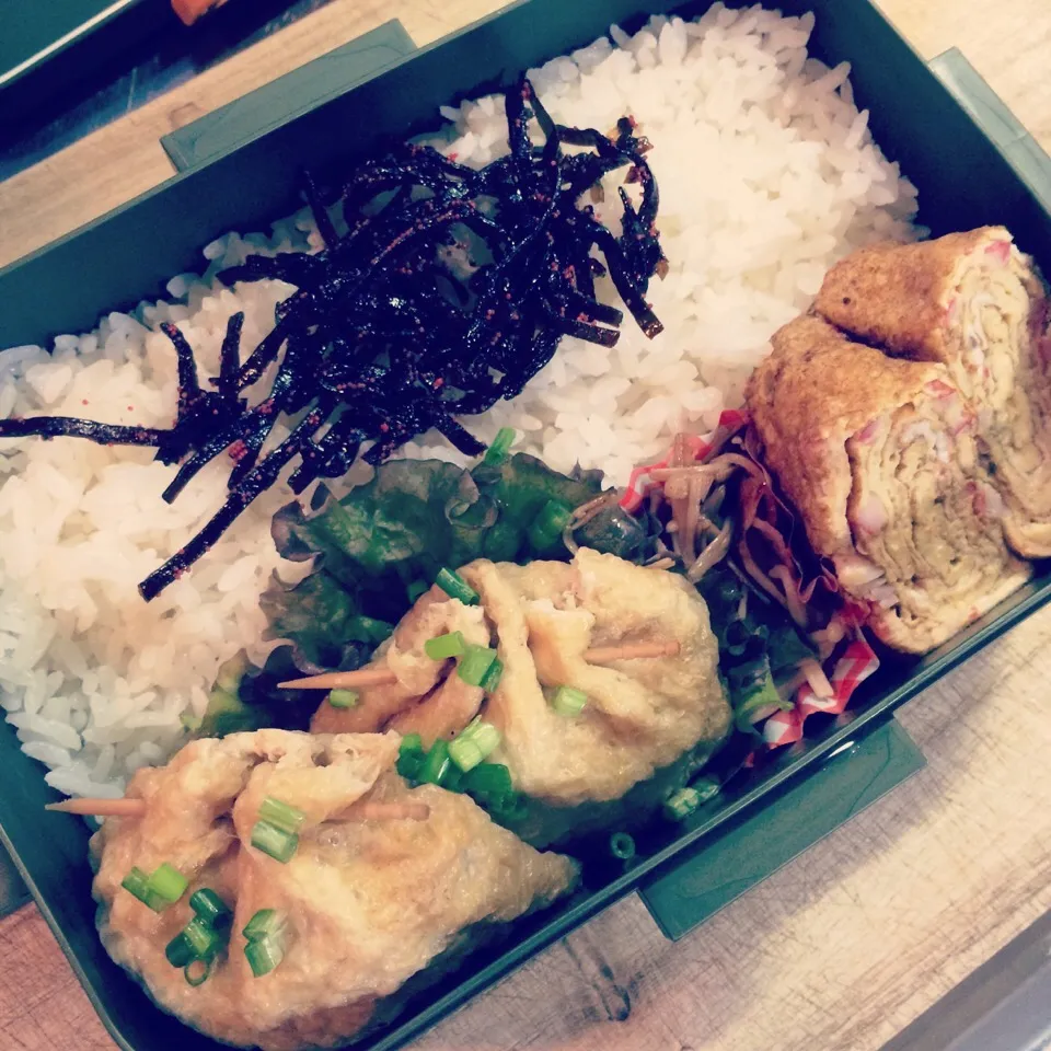 Snapdishの料理写真:♡ダンナ弁当♡  ☺︎爆弾巾着  ☺︎えのきとベーコンの炒め物  ☺︎たまご焼き|Naaさん